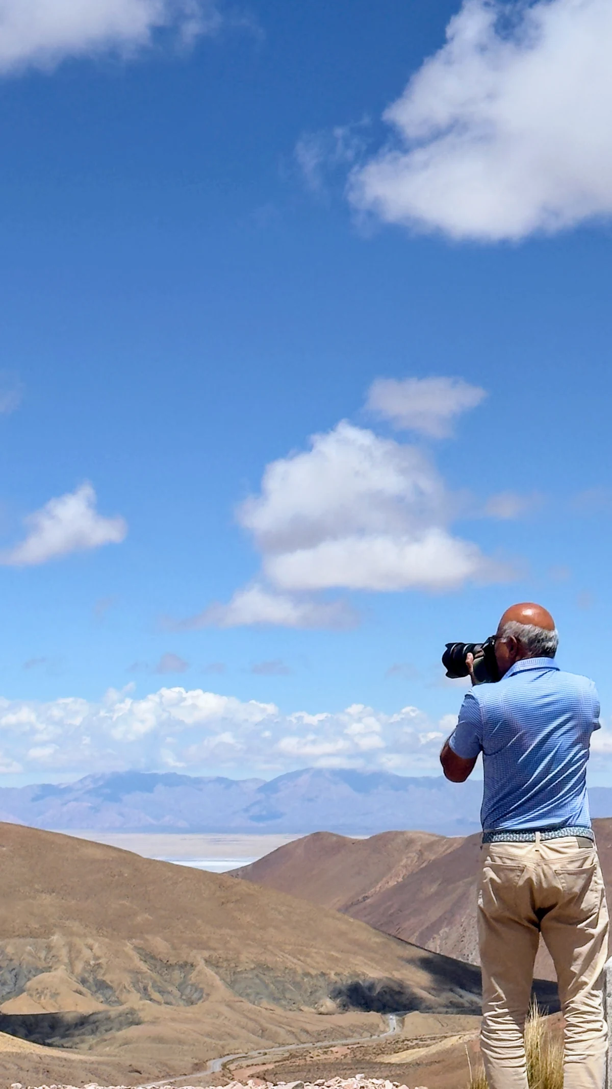 A traveller photographing the Cuesta de Lipán